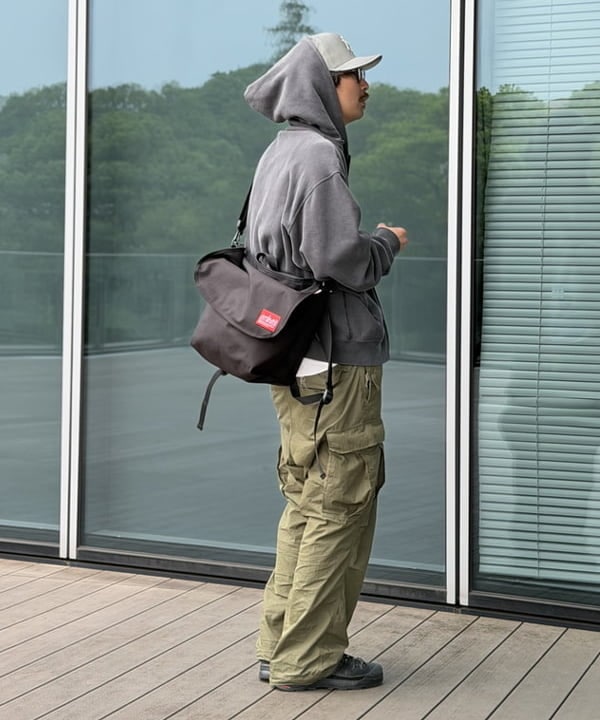 BAKU(東江 漠)さんの「BEAMS WOMEN｜BEAMS / ビッグ 6ポケット カーゴパンツ」を使ったコーディネート