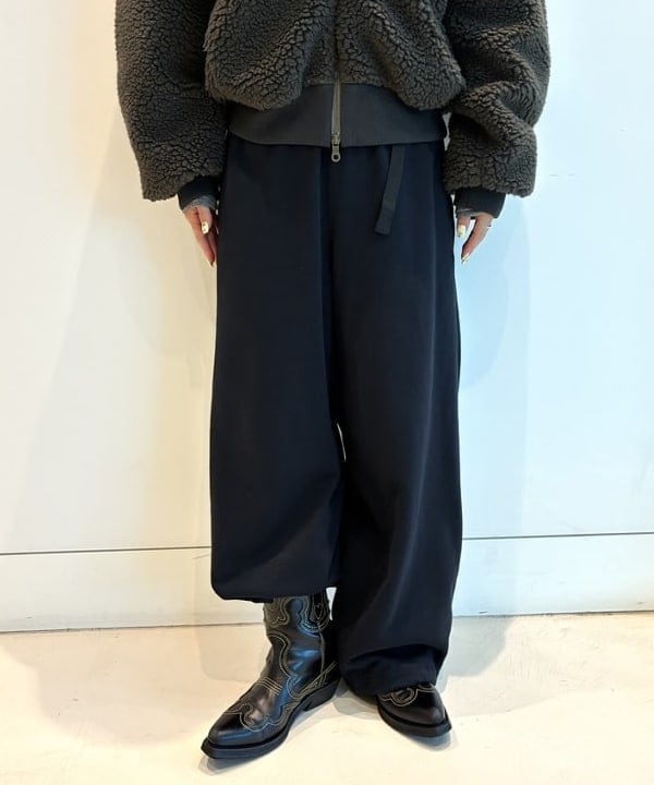 ando naoさんの「BEAMS WOMEN｜【別注】Gramicci / ワイド スウェットパンツ」を使ったコーディネート