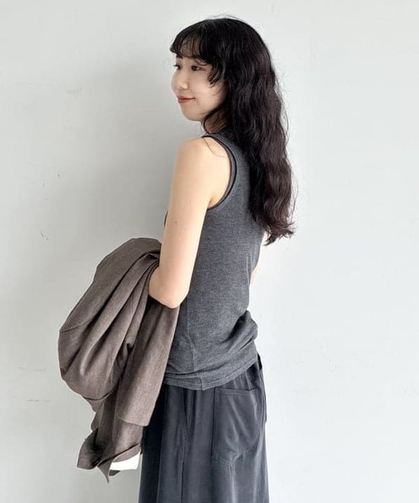 中丸　栞さんの「BEAMS WOMEN｜キュプラ バックヨーク スカート」を使ったコーディネート