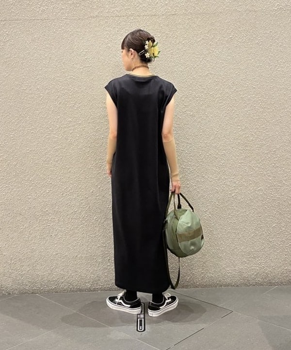 りかちょび/岸本梨佳さんの「BEAMS WOMEN｜【別注】BRIEFING / ヘルメット バッグ &rdquo;OLIVE&rdquo;」を使ったコーディネート