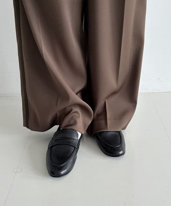 坂本 涼花さんの「BEAMS WOMEN｜AK+1 / サテン 側章 ワイドパンツ」を使ったコーディネート