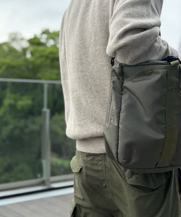 BAKU(東江 漠)さんの「BEAMS / ビッグ 6ポケット カーゴパンツ」を使ったコーディネート