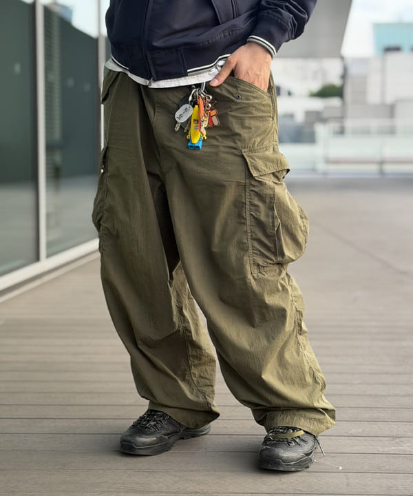 BAKU(東江 漠)さんの「BEAMS WOMEN｜BEAMS / ビッグ 6ポケット カーゴパンツ」を使ったコーディネート