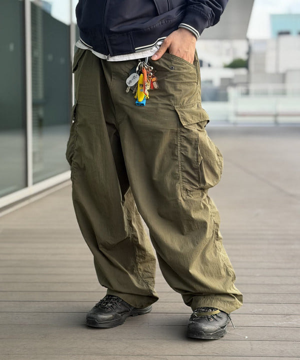 BAKU(東江 漠)さんの「BEAMS WOMEN｜BEAMS / ビッグ 6ポケット カーゴパンツ」を使ったコーディネート