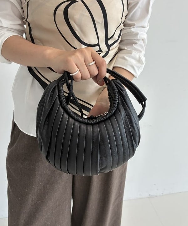 NATSUKIさんの「BEAMS WOMEN｜AK+1 / 刺繍 レギュラーカラーシャツ」を使ったコーディネート
