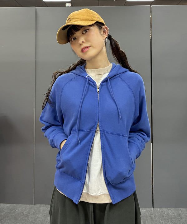 りかちょび/岸本梨佳さんの「BEAMS WOMEN｜【別注】Coleman	/ テイク6 クーラー ボックス 2026」を使ったコーディネート