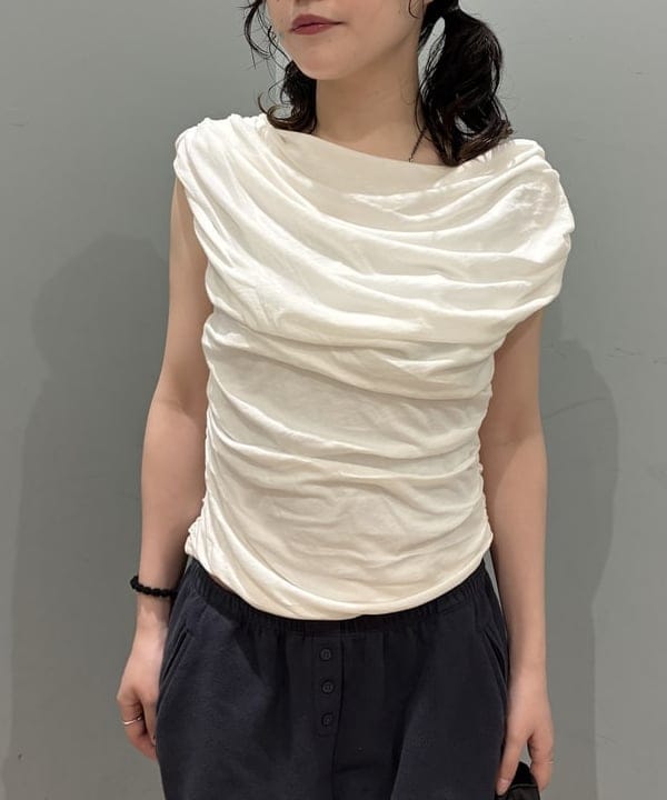須賀さんの「BEAMS WOMEN｜ギャザー ドレープ Tシャツ」を使ったコーディネート