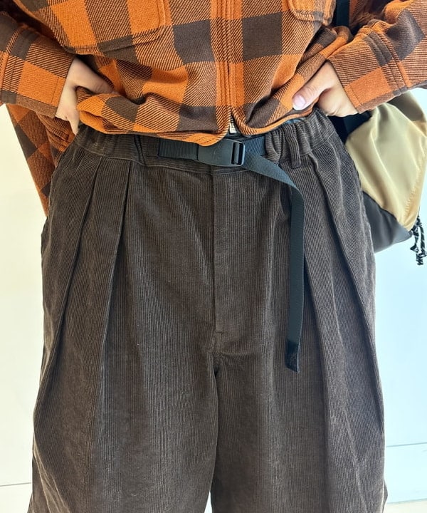 アベアミさんの「BEAMS WOMEN｜【別注】Gramicci / コーデュロイ ワイド ショートパンツ」を使ったコーディネート