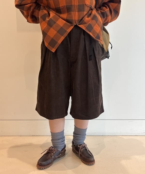 アベアミさんの「BEAMS WOMEN｜【別注】Gramicci / コーデュロイ ワイド ショートパンツ」を使ったコーディネート