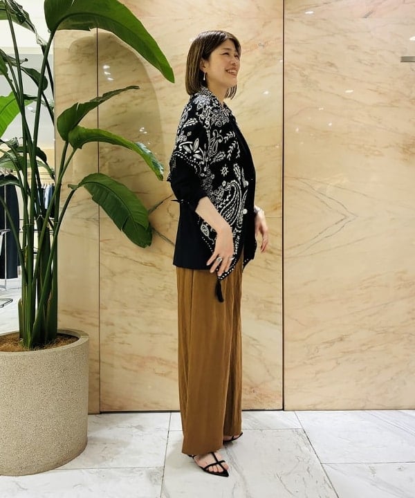岩沢 珠代さんの「BEAMS WOMEN｜ワイド ストレート 2タック パンツ」を使ったコーディネート