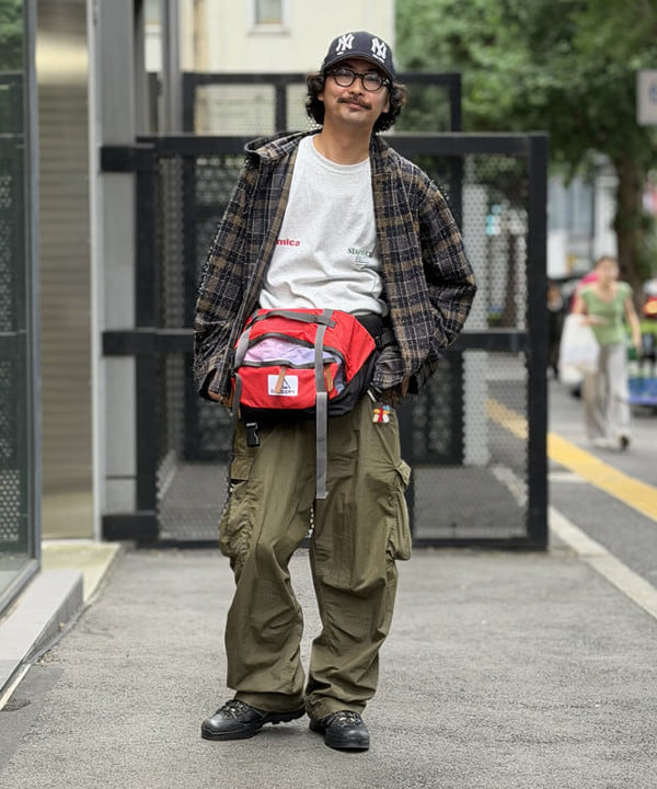 BAKU(東江 漠)さんの「BEAMS / ビッグ 6ポケット カーゴパンツ」を使ったコーディネート