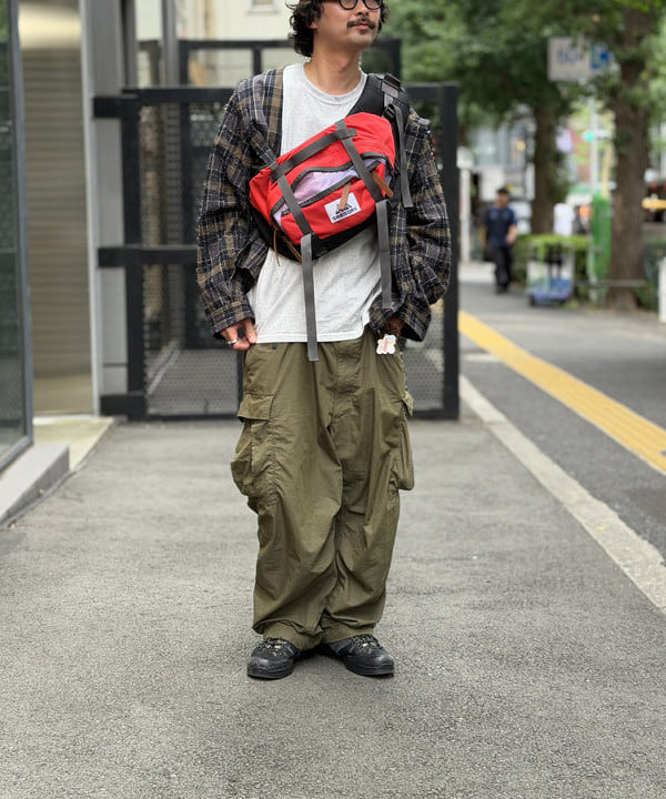 BAKU(東江 漠)さんの「BEAMS / ビッグ 6ポケット カーゴパンツ」を使ったコーディネート