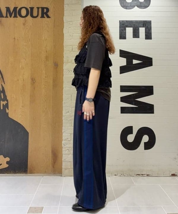 エノモト アミさんの「BEAMS WOMEN｜【別注】NEEDLES / トラック ヒザデル パンツ」を使ったコーディネート