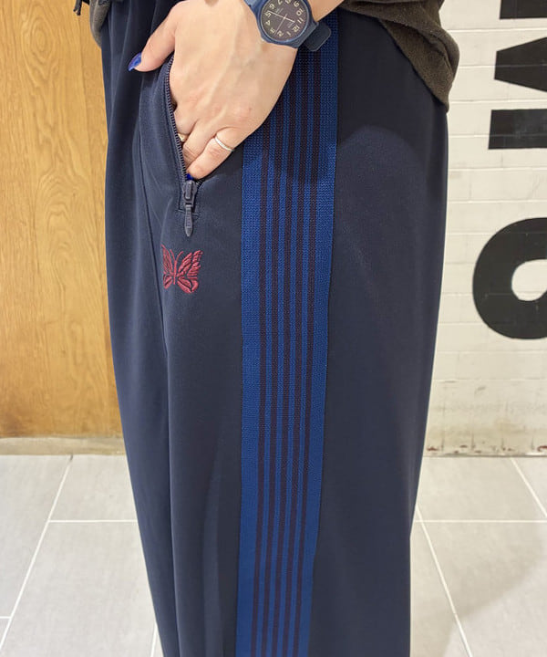 エノモト アミさんの「BEAMS WOMEN｜【別注】NEEDLES / トラック ヒザデル パンツ」を使ったコーディネート