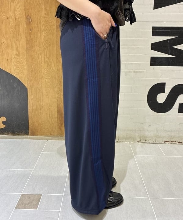 エノモト アミさんの「BEAMS WOMEN｜【別注】NEEDLES / トラック ヒザデル パンツ」を使ったコーディネート