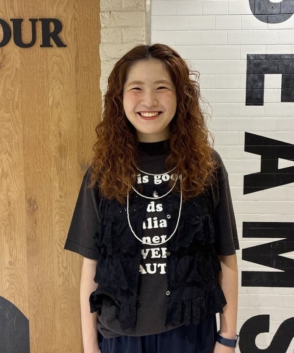 エノモト アミさんの「BEAMS WOMEN｜【別注】NEEDLES / トラック ヒザデル パンツ」を使ったコーディネート