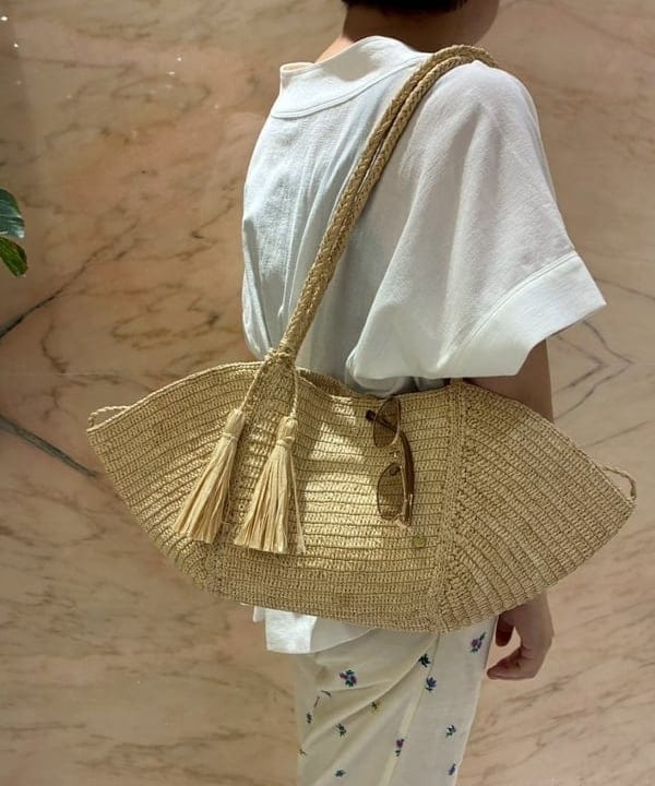 塚越 有紀さんの「BEAMS WOMEN｜MAISON N.H PARIS / クロワッサン ショルダーバッグ」を使ったコーディネート
