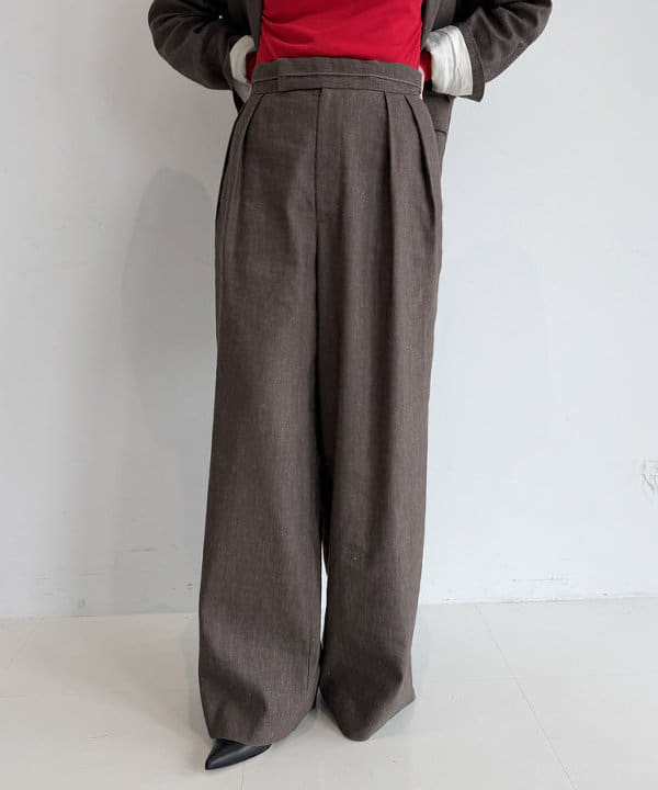 大浦 栞さんの「BEAMS WOMEN｜＆MyuQ / KAKU ワイド バッグ」を使ったコーディネート