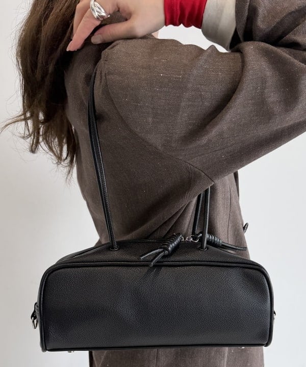 大浦 栞さんの「BEAMS WOMEN｜＆MyuQ / KAKU ワイド バッグ」を使ったコーディネート