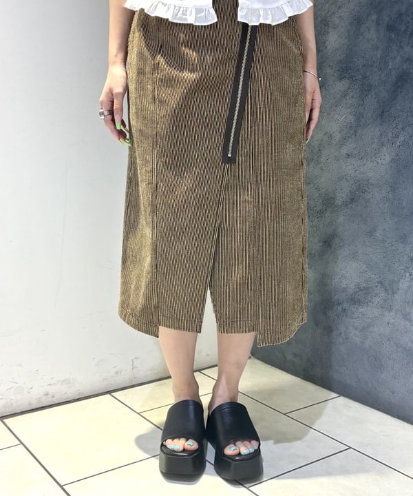 湯谷 あすかさんの「BEAMS WOMEN｜コーデュロイ アシンメトリー ジップ スカート」を使ったコーディネート