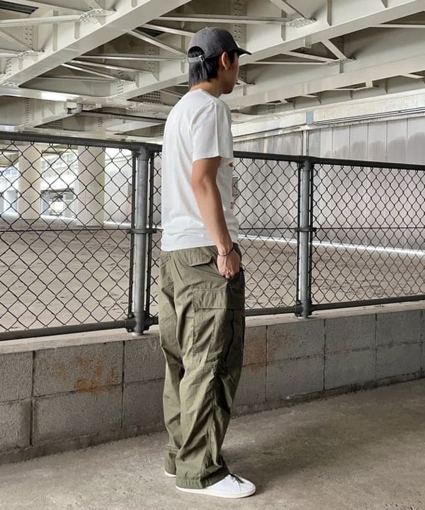 槙山 賢斗さんの「BEAMS WOMEN｜BEAMS / ビッグ 6ポケット カーゴパンツ」を使ったコーディネート
