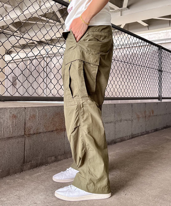 槙山 賢斗さんの「BEAMS WOMEN｜BEAMS / ビッグ 6ポケット カーゴパンツ」を使ったコーディネート