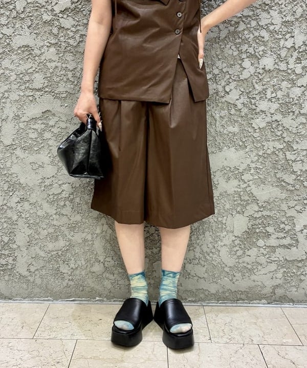 遠藤 かなたさんの「BEAMS WOMEN｜フェイクレザー バミューダ パンツ」を使ったコーディネート