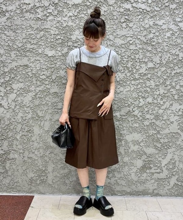 遠藤 かなたさんの「BEAMS WOMEN｜フェイクレザー バミューダ パンツ」を使ったコーディネート