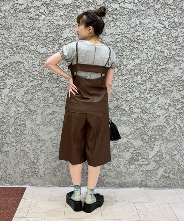 遠藤 かなたさんの「BEAMS WOMEN｜フェイクレザー バミューダ パンツ」を使ったコーディネート