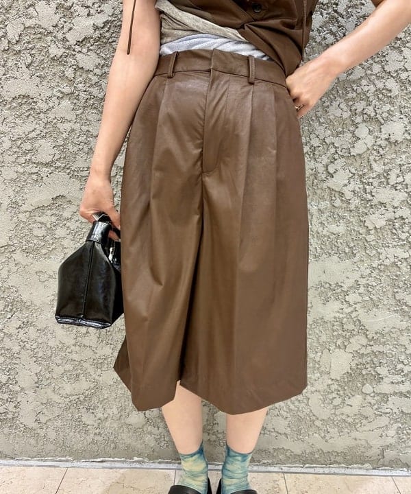 遠藤 かなたさんの「BEAMS WOMEN｜フェイクレザー バミューダ パンツ」を使ったコーディネート