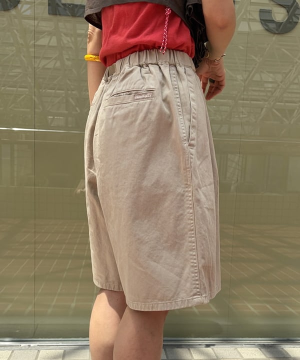 矢野(青木)優香さんの「【別注】Gramicci / ツイル 2プリーツ ショーツ」を使ったコーディネート