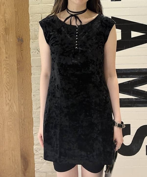江口 息吹さんの「BEAMS WOMEN｜クラシック ベロア ミニ ワンピース」を使ったコーディネート