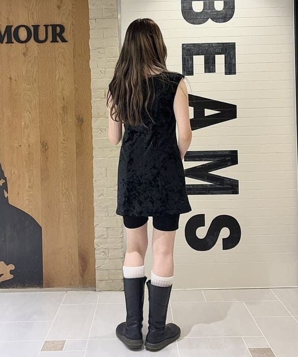江口 息吹さんの「BEAMS WOMEN｜クラシック ベロア ミニ ワンピース」を使ったコーディネート
