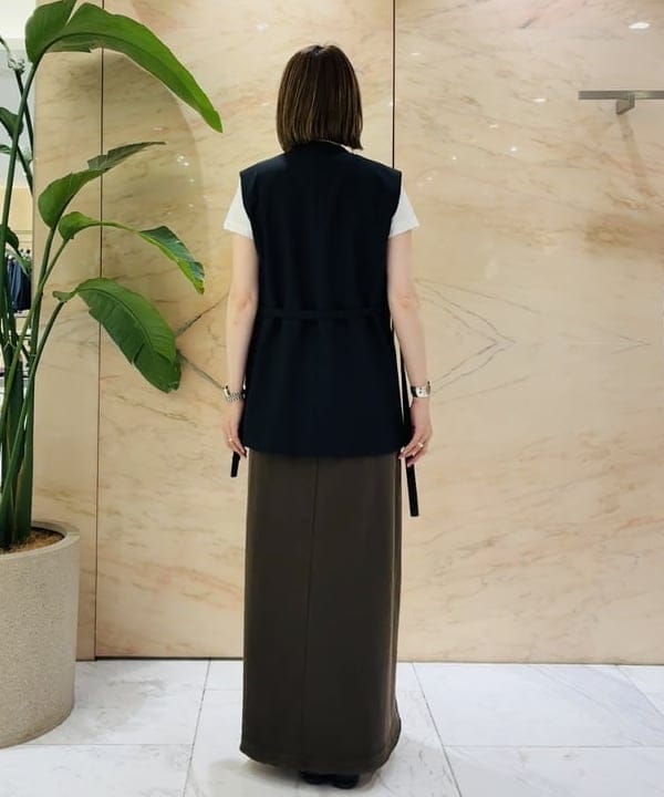 岩沢 珠代さんの「BEAMS WOMEN｜【別注】ATON / ウールトロピカル ノーカラー ジレ」を使ったコーディネート