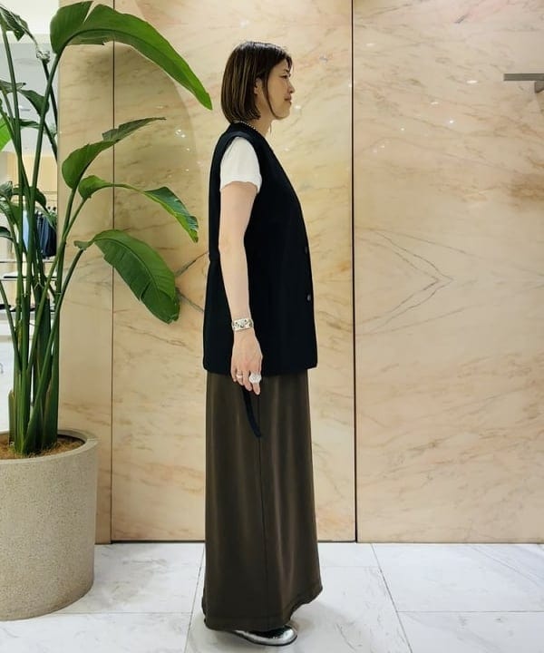 岩沢 珠代さんの「BEAMS WOMEN｜【別注】ATON / ウールトロピカル ノーカラー ジレ」を使ったコーディネート