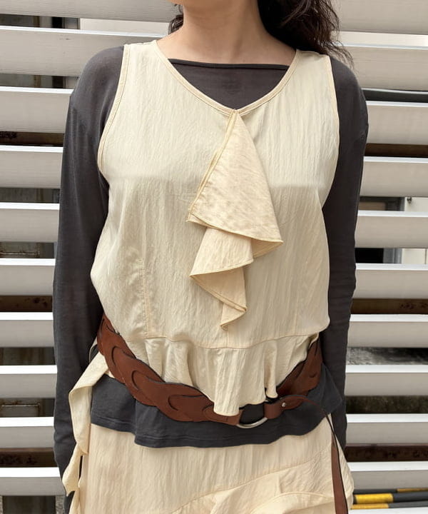 晶さんの「BEAMS WOMEN｜ラッフル Vネック ノースリーブ ブラウス」を使ったコーディネート