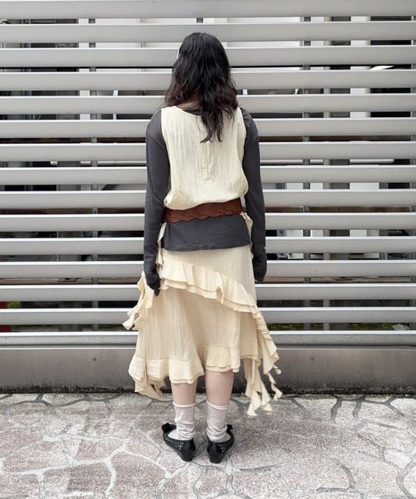 晶さんの「BEAMS WOMEN｜ラッフル Vネック ノースリーブ ブラウス」を使ったコーディネート