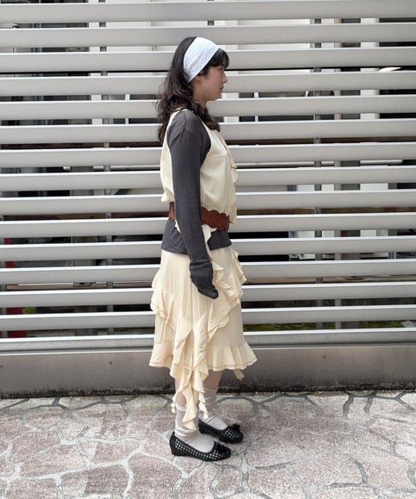 晶さんの「BEAMS WOMEN｜ラッフル Vネック ノースリーブ ブラウス」を使ったコーディネート