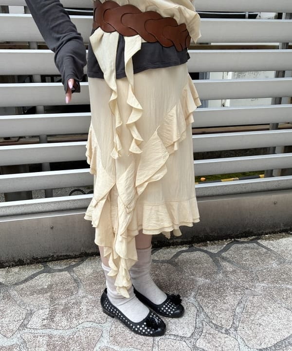 晶さんの「BEAMS WOMEN｜ラッフル Vネック ノースリーブ ブラウス」を使ったコーディネート