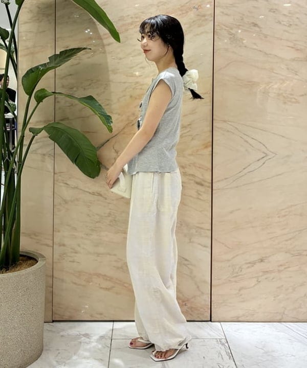 中丸　栞さんの「BEAMS WOMEN｜チェック ストライプ ヘムコード パンツ」を使ったコーディネート