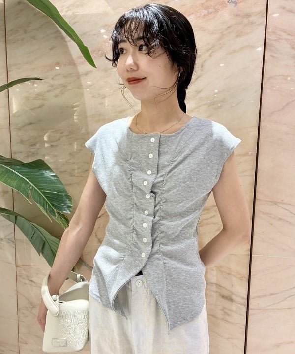 中丸　栞さんの「BEAMS WOMEN｜チェック ストライプ ヘムコード パンツ」を使ったコーディネート