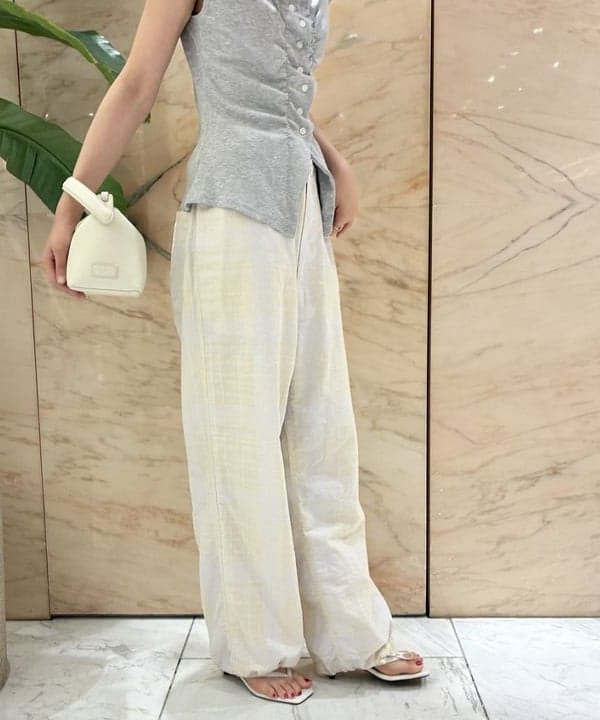 中丸　栞さんの「BEAMS WOMEN｜チェック ストライプ ヘムコード パンツ」を使ったコーディネート