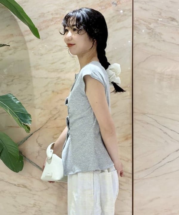 中丸　栞さんの「BEAMS WOMEN｜チェック ストライプ ヘムコード パンツ」を使ったコーディネート