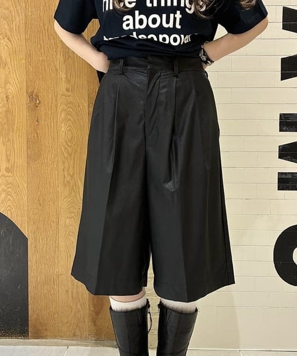 江口 息吹さんの「BEAMS WOMEN｜フェイクレザー バミューダ パンツ」を使ったコーディネート