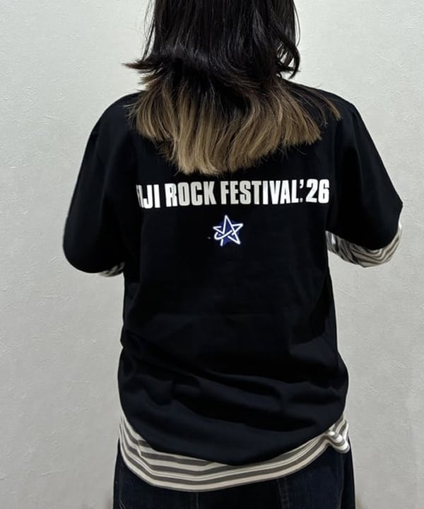 須賀さんの「BEAMS WOMEN｜〈WOMEN〉FUJI ROCK FESTIVAL'26 / EISUKE HOSHI / ROCK STAR TEE」を使ったコーディネート