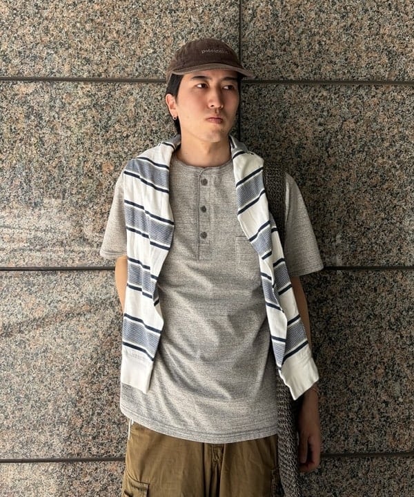 深澤 琥太郎さんの「BEAMS WOMEN｜【別注】REMI RELIEF / Henley Neck Pocket T-shirt Heather Grey」を使ったコーディネート