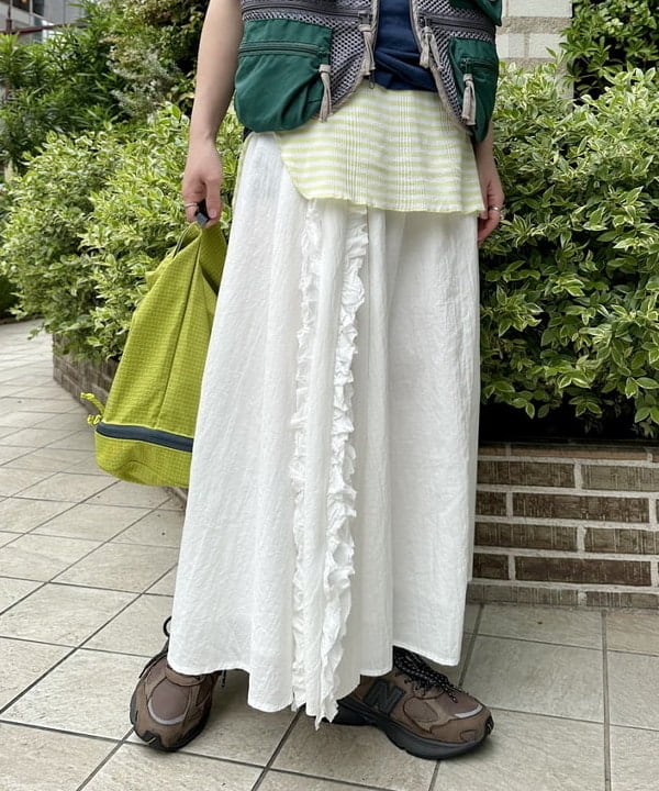 イシイ サオリさんの「BEAMS WOMEN｜ドビー フリル スカート」を使ったコーディネート