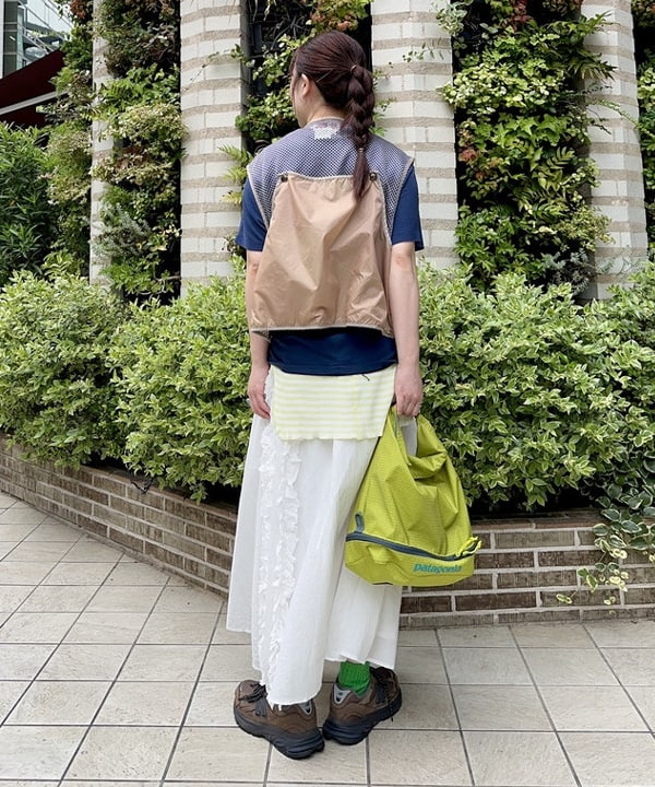 イシイ サオリさんの「BEAMS WOMEN｜ドビー フリル スカート」を使ったコーディネート