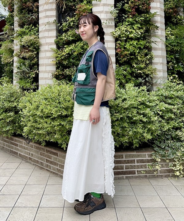 イシイ サオリさんの「BEAMS WOMEN｜ドビー フリル スカート」を使ったコーディネート