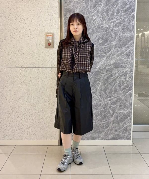 カタヤマ アヤさんの「BEAMS WOMEN｜チェック バブーシュカ ノースリーブ シャツ」を使ったコーディネート